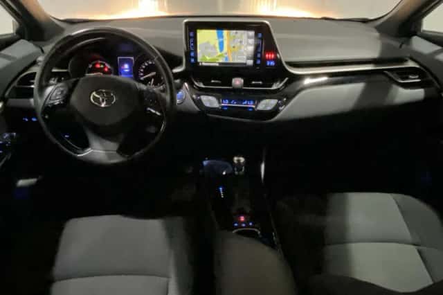 Toyota C-HR (2019) thumbnail 2