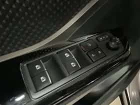 Toyota C-HR (2019) thumbnail 37