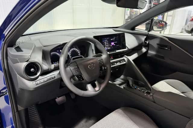 Toyota C-HR (2025) thumbnail 2