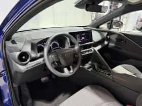 Toyota C-HR (2025) thumbnail 2