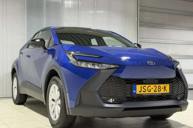 Toyota C-HR (2025) thumbnail 3
