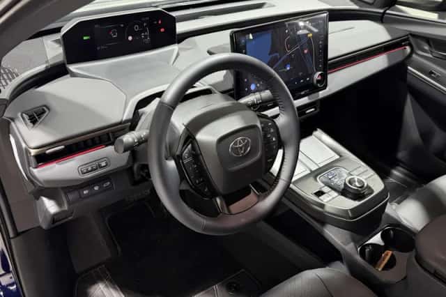 Toyota bZ4X (2025) thumbnail 2