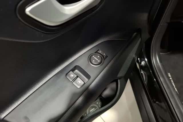 Kia Stonic (2019) thumbnail 16
