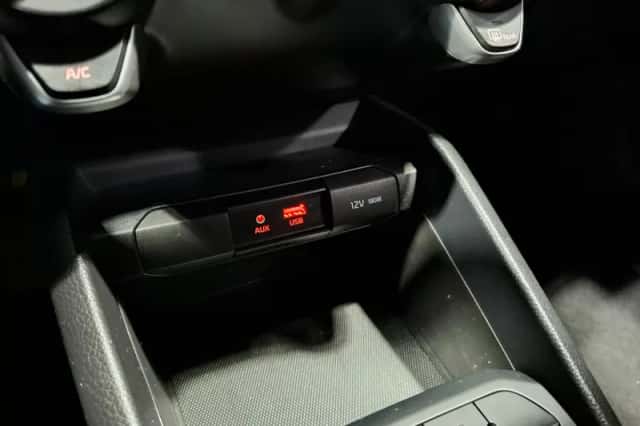 Kia Stonic (2019) thumbnail 27