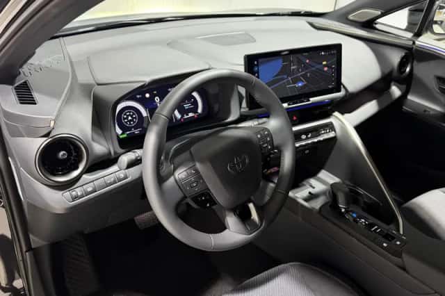 Toyota C-HR (2025) thumbnail 2