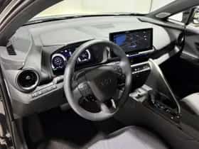 Toyota C-HR (2025) thumbnail 2