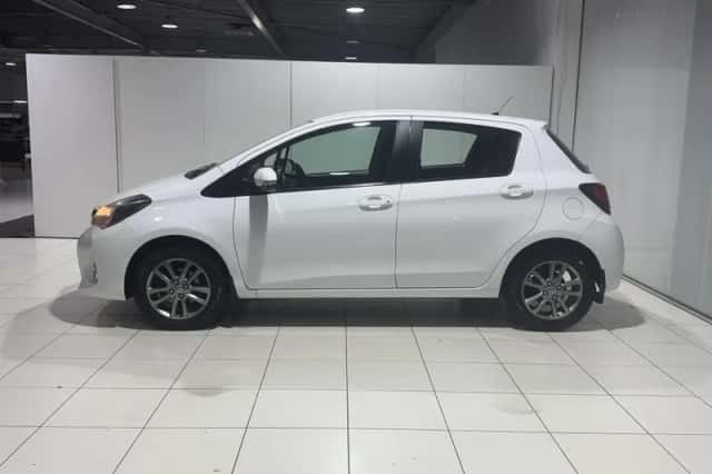 Toyota Yaris (2015) thumbnail 2