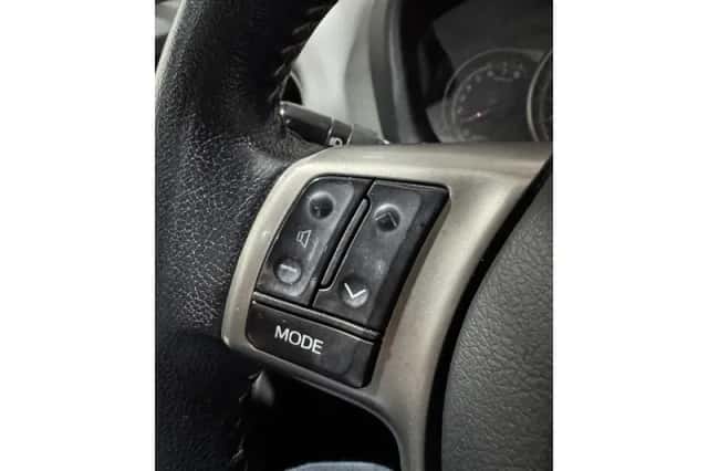 Toyota Yaris (2015) thumbnail 11