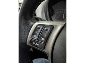 Toyota Yaris (2015) thumbnail 11