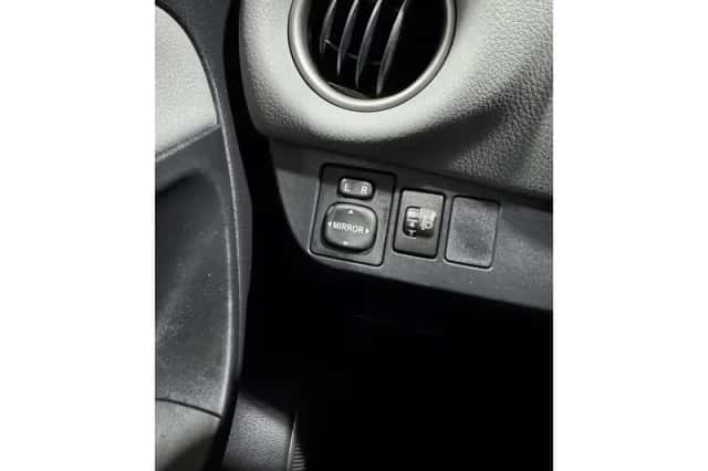 Toyota Yaris (2015) thumbnail 12
