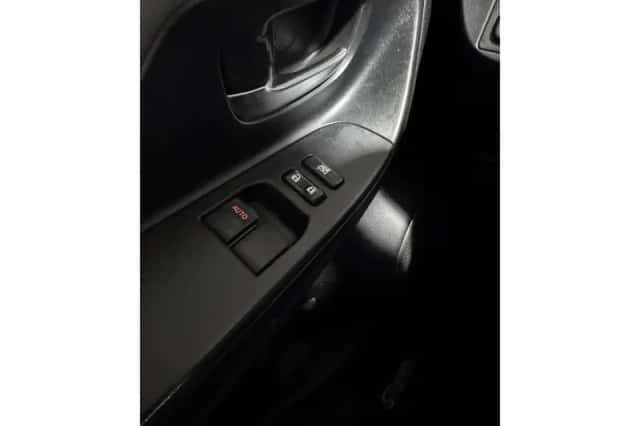 Toyota Yaris (2015) thumbnail 13