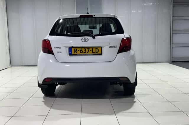 Toyota Yaris (2015) thumbnail 3