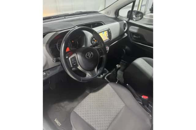Toyota Yaris (2015) thumbnail 4