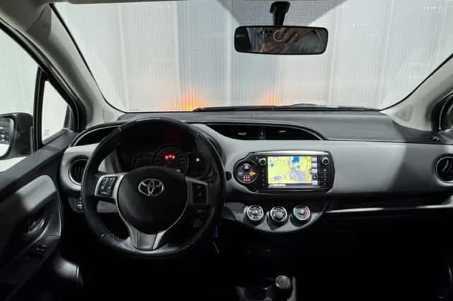 Toyota Yaris (2015) thumbnail 5