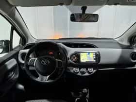 Toyota Yaris (2015) thumbnail 5