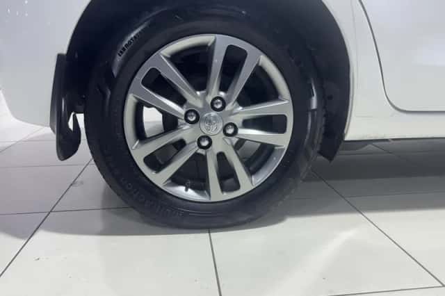 Toyota Yaris (2015) thumbnail 6