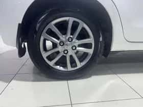 Toyota Yaris (2015) thumbnail 6