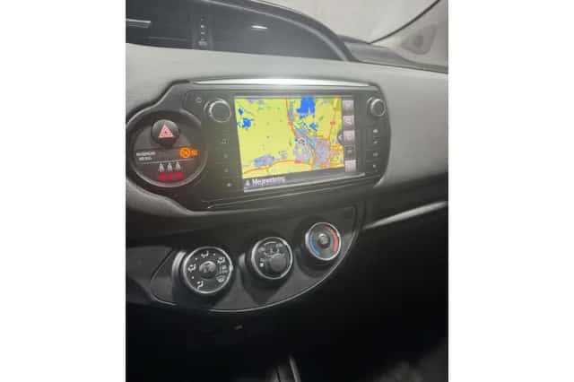Toyota Yaris (2015) thumbnail 7