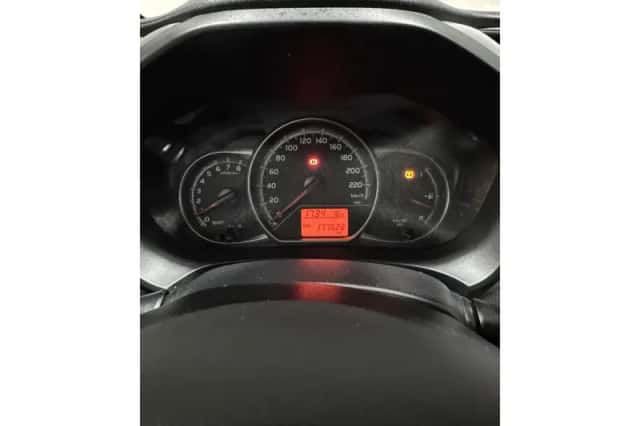 Toyota Yaris (2015) thumbnail 8
