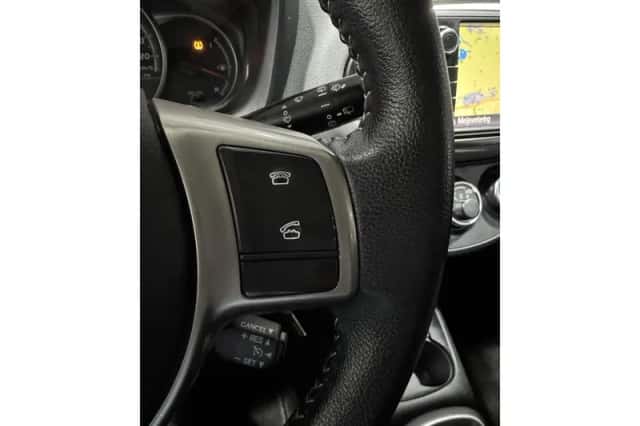 Toyota Yaris (2015) thumbnail 9