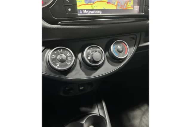 Toyota Yaris (2015) thumbnail 10