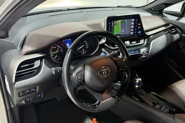 Toyota C-HR (2017) thumbnail 2