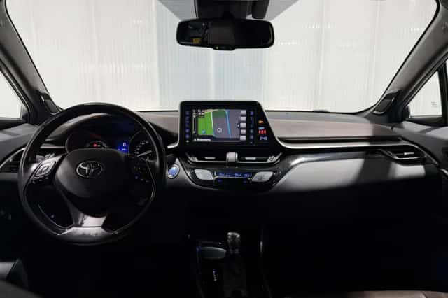 Toyota C-HR (2017) thumbnail 4