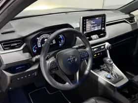 Toyota RAV4 (2021) thumbnail 2