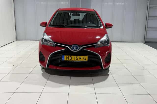 Toyota Yaris (2016) thumbnail 2