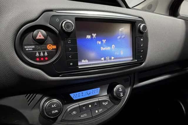 Toyota Yaris (2016) thumbnail 12