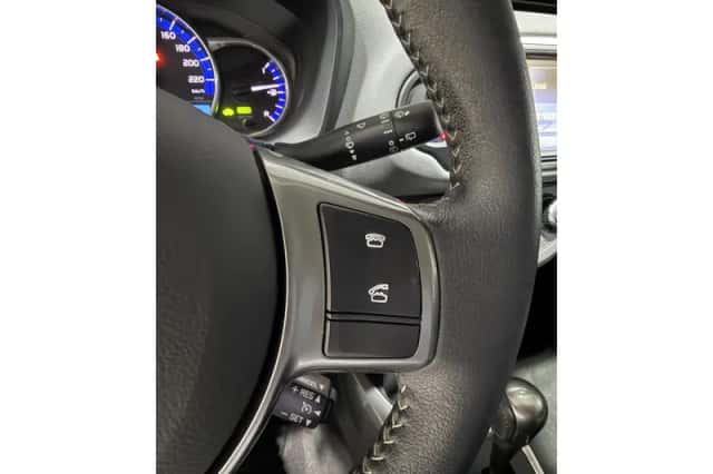 Toyota Yaris (2016) thumbnail 16