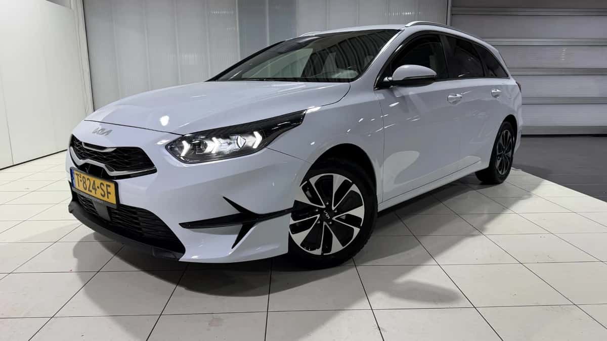 Kia Ceed Sportswagon (2023) — foto 1