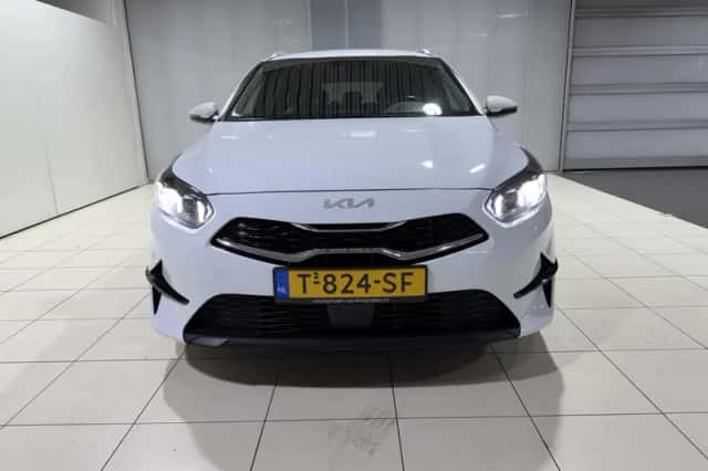 Kia Ceed Sportswagon (2023) thumbnail 2