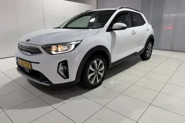 Kia Stonic (2021) thumbnail 3