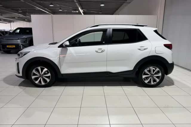 Kia Stonic (2021) thumbnail 4