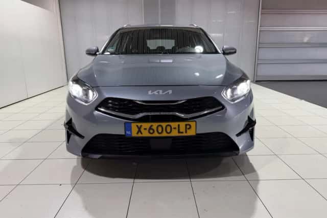 Kia Ceed Sportswagon (2023) thumbnail 2