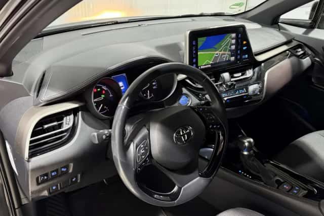 Toyota C-HR (2019) thumbnail 2