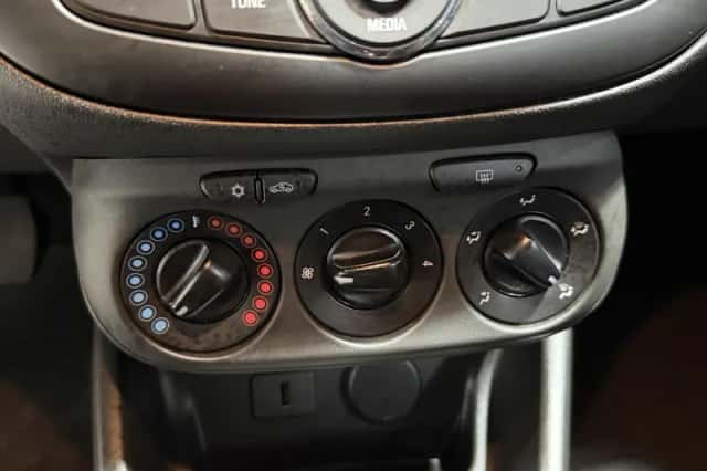 Opel Corsa (2015) thumbnail 18
