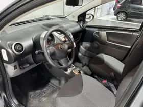 Toyota Aygo (2011) thumbnail 15