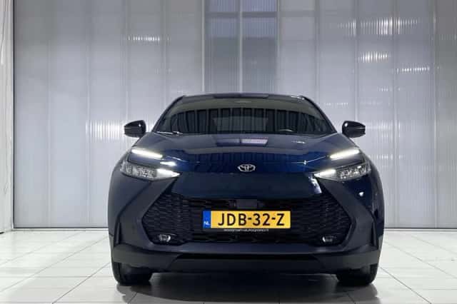 Toyota C-HR (2024) thumbnail 2