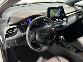 Toyota C-HR (2017) thumbnail 2