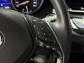 Toyota C-HR (2017) thumbnail 12