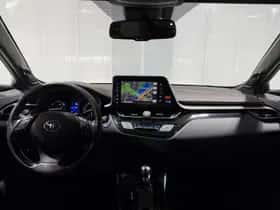 Toyota C-HR (2017) thumbnail 3