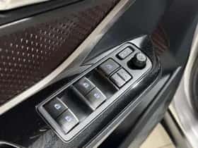 Toyota C-HR (2017) thumbnail 34