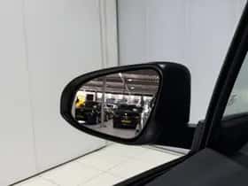 Toyota C-HR (2017) thumbnail 39