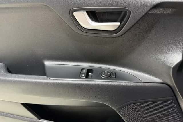 Kia Stonic (2019) thumbnail 13