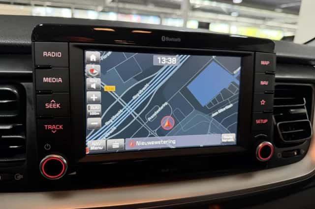 Kia Stonic (2019) thumbnail 16