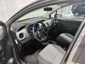 Toyota Yaris (2015) thumbnail 17
