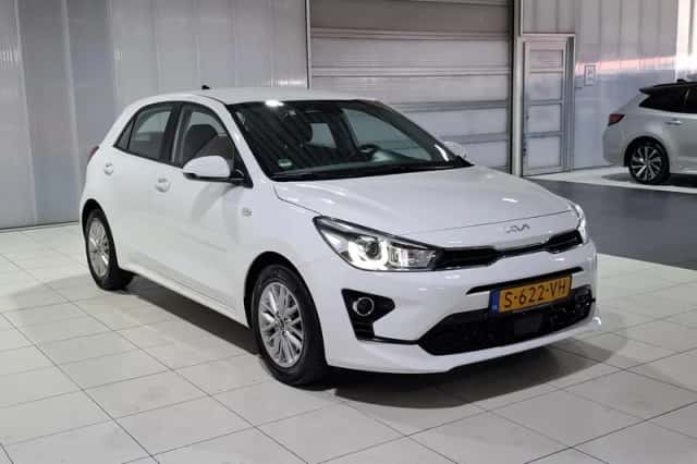 Kia Rio (2023) thumbnail 2