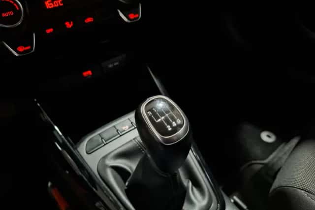 Kia Rio (2023) thumbnail 17